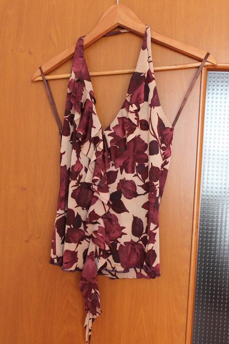 Karamelový top s bordovými kvetmi zn. chantal, s