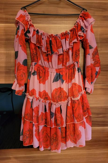 Krásne volánové šaty, s