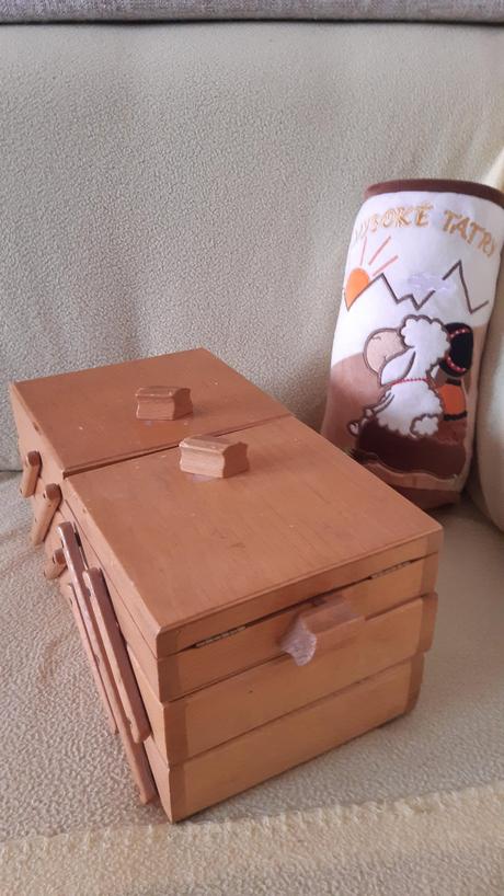 Predám drevenú rozkladaciu kazetu, šijacie potreby, 