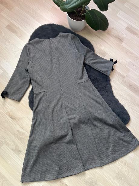 Imperia šedo-čierne krátke šaty s 3/4 rukávom, s