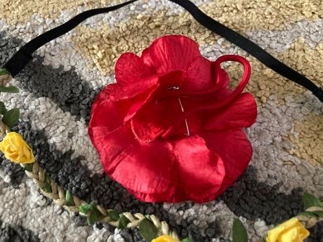 Kvetinková čelenka a brošňa,