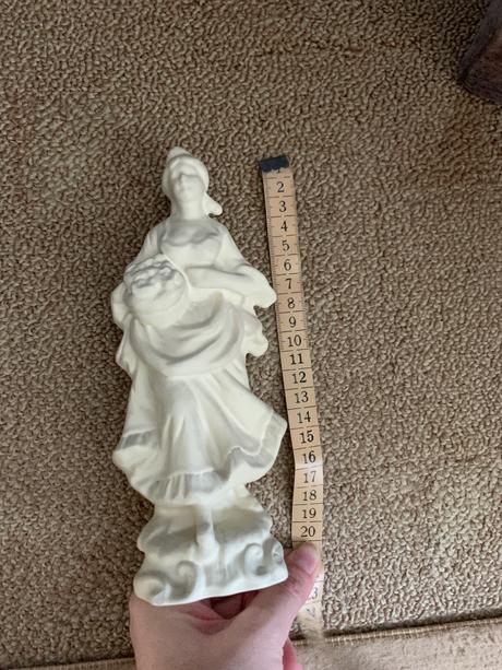 Soška / žena s kvetmi, 