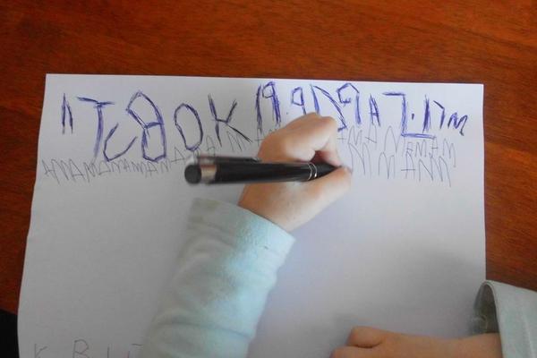 Štvorročná ľaváčka píše "odzadu". Ako to mám riešiť?