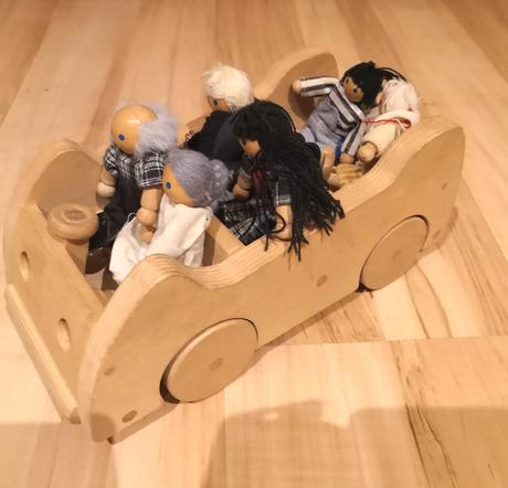 Dreveny nabytok pre babiky + auticko,