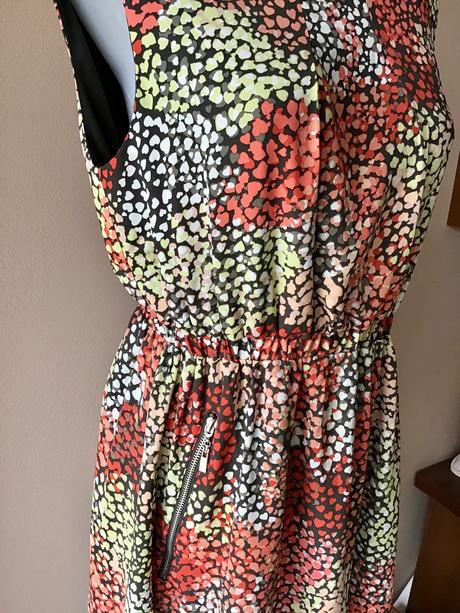 Pekné šaty apricot /49, 40 / 42