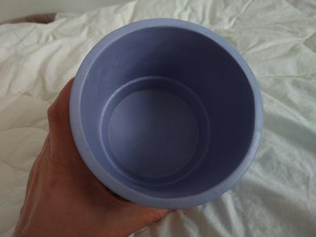 Fialový kvetináč,