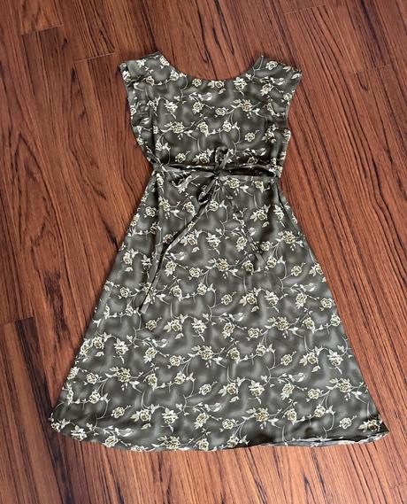 Letné šaty khaki zelená s potlačou ruží, 