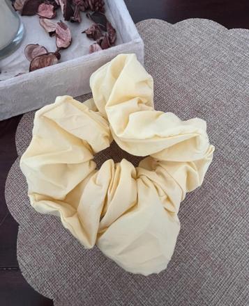 Veľká trendy bledoružová gumička,