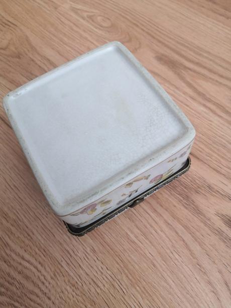 Porcelánová šperkovnica, 