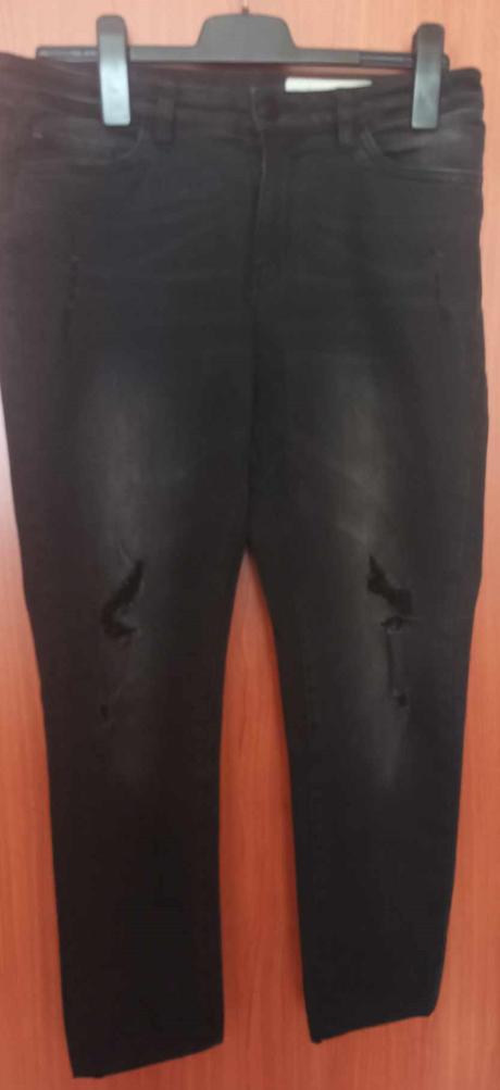 Čierne rifle specialne roztrhane vpredu, esmara,42