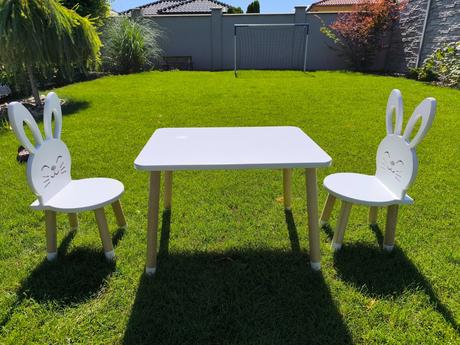 Biely stolík so stolickami, 