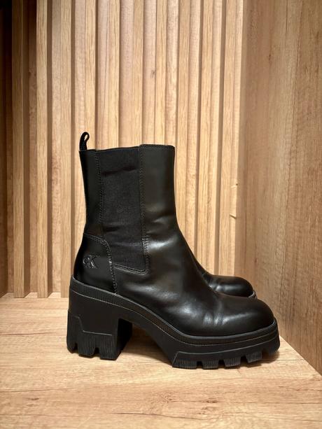 Calvin klein kožené čizmy na opätku, 38