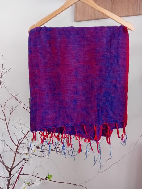 Modročervený šál, 