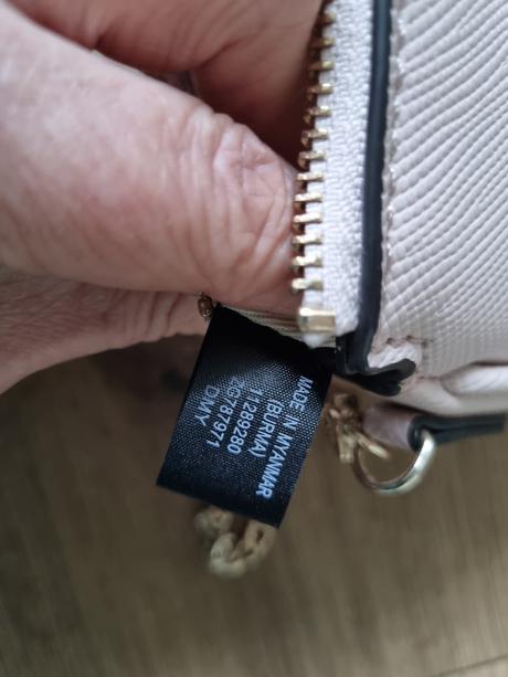 Bledoružová kabelka do ruky guess, guess