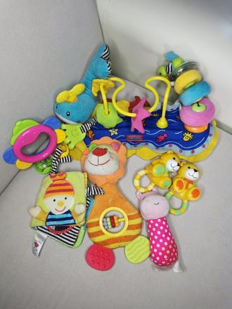 Sada hračiek rôznych značiek,