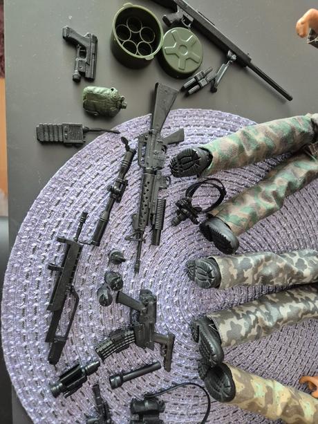 Panaky vojakov ohybne v nohach, 