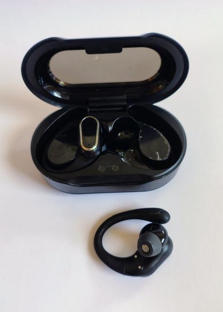 Q76 sports earhook, 