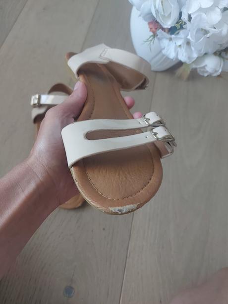 Lakované béžové sandalky, 36