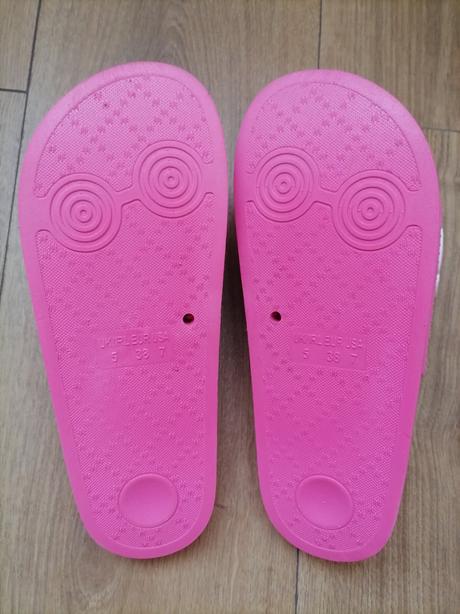 1x obuté šľapky, 38