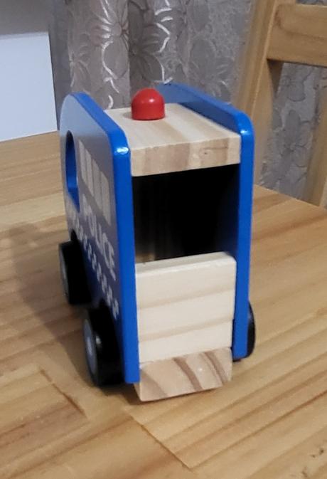 2x drevené auto - hasiči, policajti, 