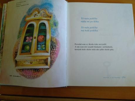 Knižka polička a jej políčka s notami piesní,