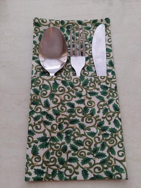 Príborník nie len na vianoce zelený,