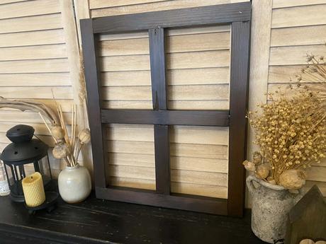 Drevený dekoračný domček a drevené okienko, 