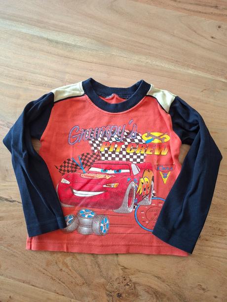 Červené tričko s modrými rukávmi, 92