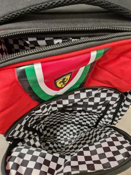 Skolsky batoh na kllieska ferrari,