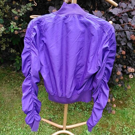 Fialová bunda s nariasenými rukávmi, s