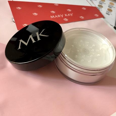 Transparentný sypký púder mary kay pearl,