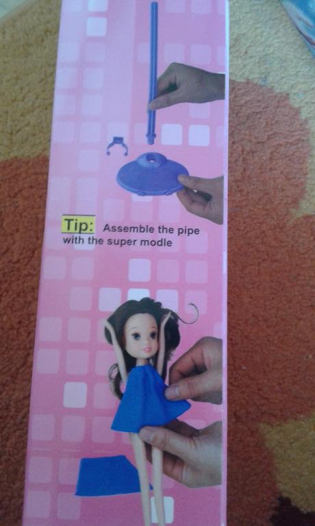 Bábika so šatami na modelovanie, 