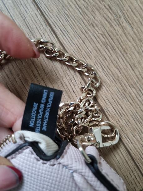 Bledoružová kabelka do ruky guess, guess