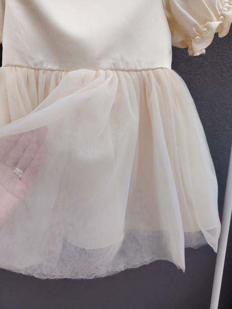 Béžové princeznovské šaty s krátkym rukávom, 92