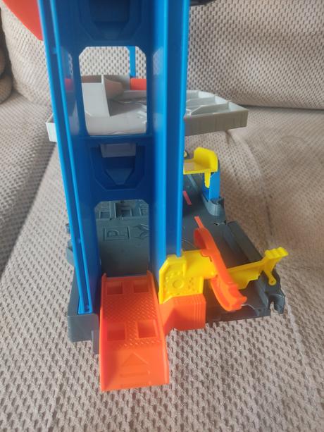 Hotwheels stunt garage, 