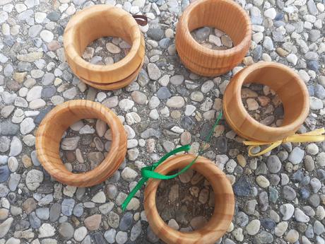 Zľava. drevené krúžka na obrúsky.,