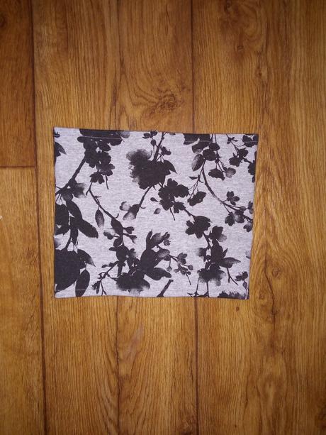 Nakrcnik sedy s kvetmi nenoseny 1,5 az 2,5 roka, 86