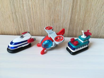 Kinder lode a helikoptéra,