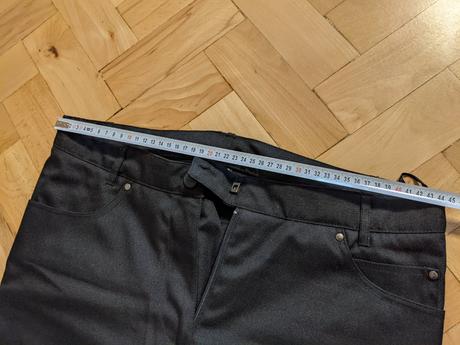 Nohavice na motorku, 42