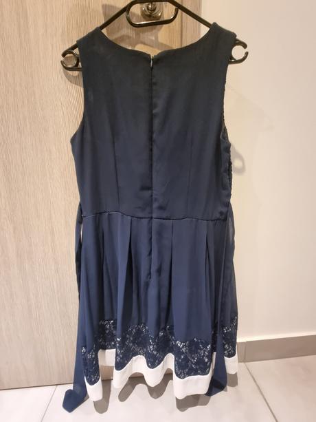 Tmavomodré spoločenské šaty apricot, s