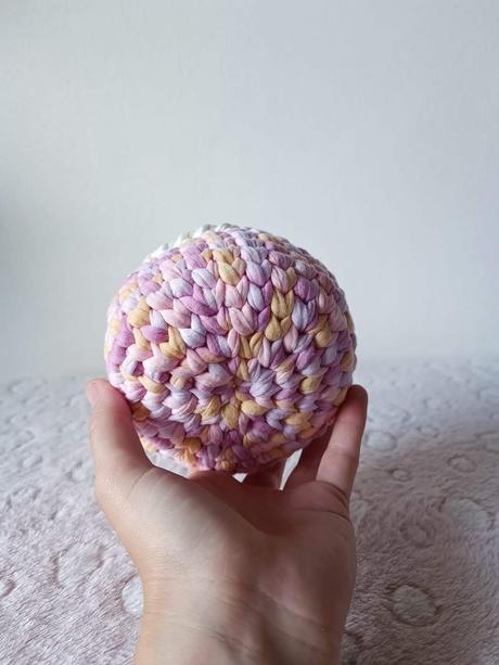 Ručne háčkovaný košík, 