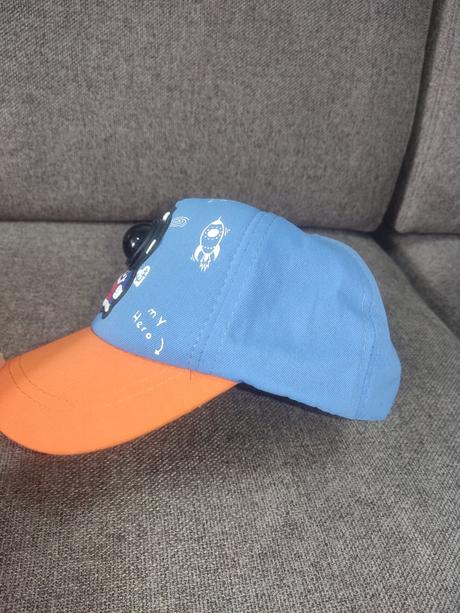 Blikajúca šiltovka, 122