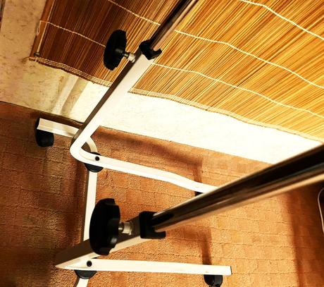 Mobilný stolik k posteli s nastav. výškou,