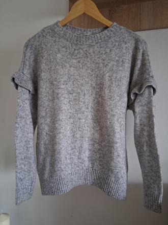 Šedý sveter s volánikmi, c&a,m