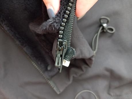 Vsadka na nosenie s nakrcnikom. 2 druhy zipsov, 