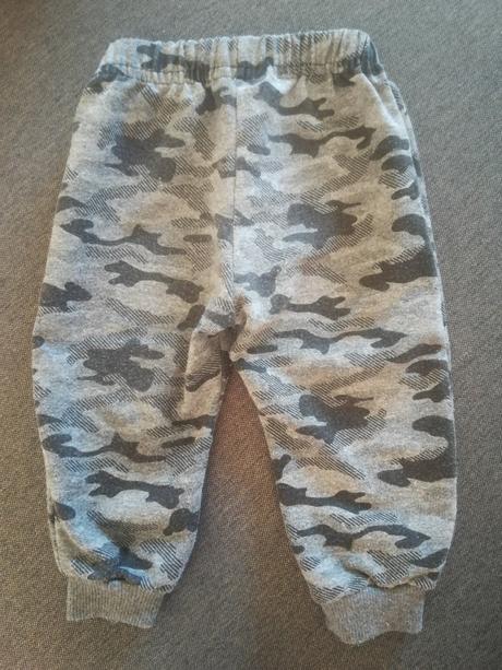 Maskačové tepláčiky, 74