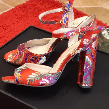 Dámske vyšívané sandále, 37