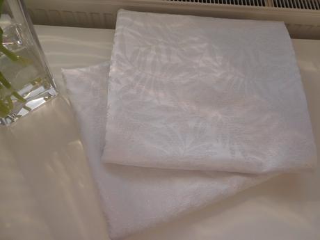 Závesy bielo perleťové vzorované, 