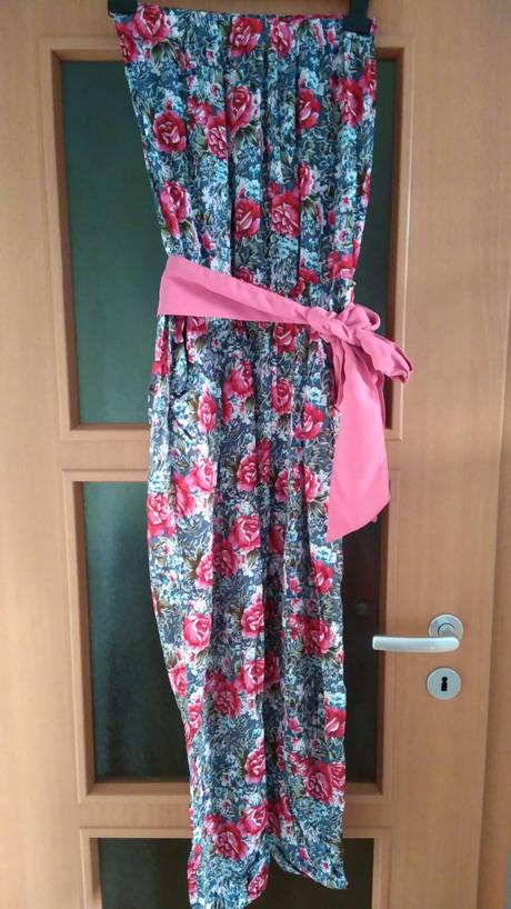 Overal kvetovaný, m