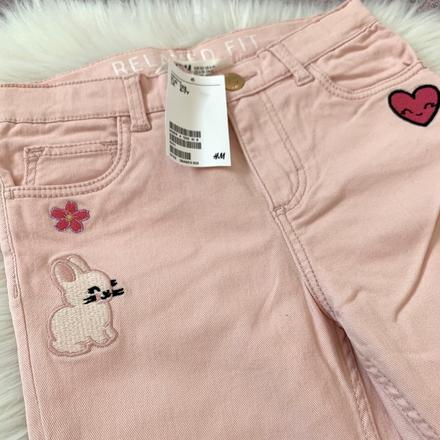 Ružové rifle s trendy nášivkami, h&m,122